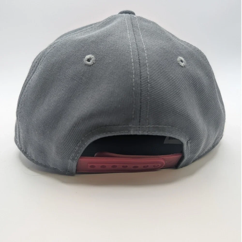 Nike Spellout Kids Snapback Hat Red‎ Chevron Grey Flat Brim Adjustable Cap OSFM